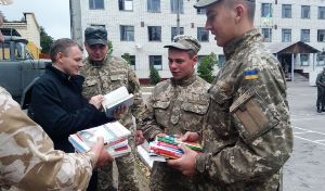 13 вересня 2015 року, військові капелани о. Андрій Сіданич та бр. Юрій Балух відвідали одне із військових поселень Яворівського полігону. Капелани привезли солдатам строкової служби та мобілізованим військовим подарунок від видавництва «Свічадо» - книги, які сприятимуть духовному та особистісному розвитку, допоможуть знайти відповіді на важливі питання.    Нагадаємо, це вже не перша така допомога від цього видавництва: «Свічадо» вже неодноразово збагачувало бібліотеку військових духовною літературою. За це капелани та самі солдати висловлюють їм щиру подяку.